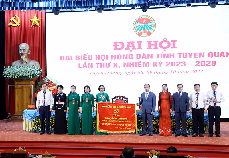 Các đồng chí lãnh đạo tỉnh tặng cờ thêu cho lãnh đạo Hội Nông Dân tỉnh Tuyên Quang.