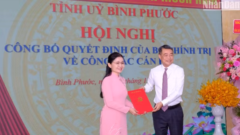 Đồng chí Lê Minh Hưng, Ủy viên Bộ Chính trị, Bí thư Trung ương Đảng, Trưởng Ban Tổ chức Trung ương trao quyết định của Bộ Chính trị cho đồng chí Tôn Ngọc Hạnh.