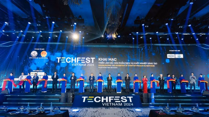 Lãnh đạo Bộ Khoa học và Công nghệ, UBND thành phố Hải Phòng và các đại biểu cắt băng khai mạc triển lãm.