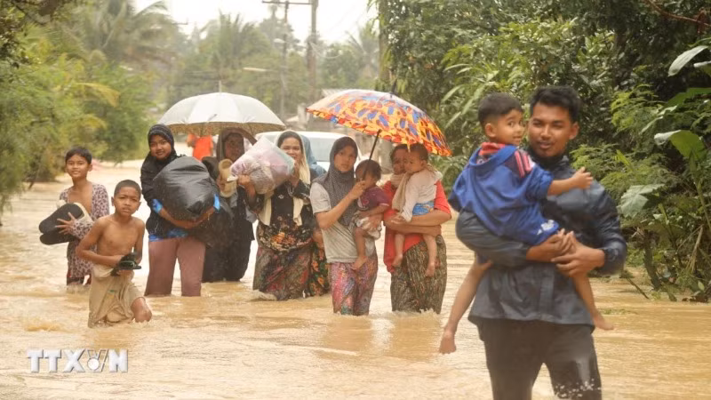 Người dân sơ tán khỏi vùng ngập lụt tại Narathiwat, Thái Lan. (Ảnh: THX/TTXVN)