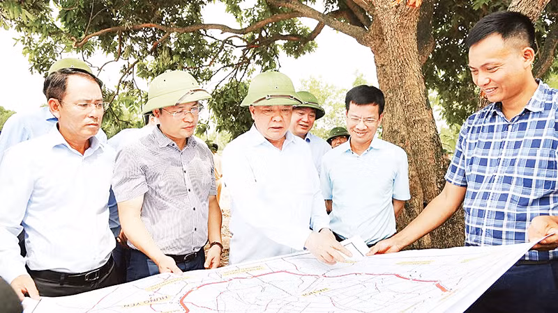 Lãnh đạo thành phố kiểm tra tiến độ triển khai dự án đường vành đai 4-Vùng Thủ đô trên địa bàn Hà Nội.