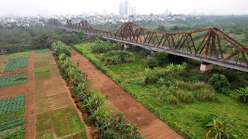 Nhiều chuyên gia đề xuất phải giữ cầu Long Biên khi cải tạo bãi giữa sông Hồng. (Ảnh HỮU NGHỊ)