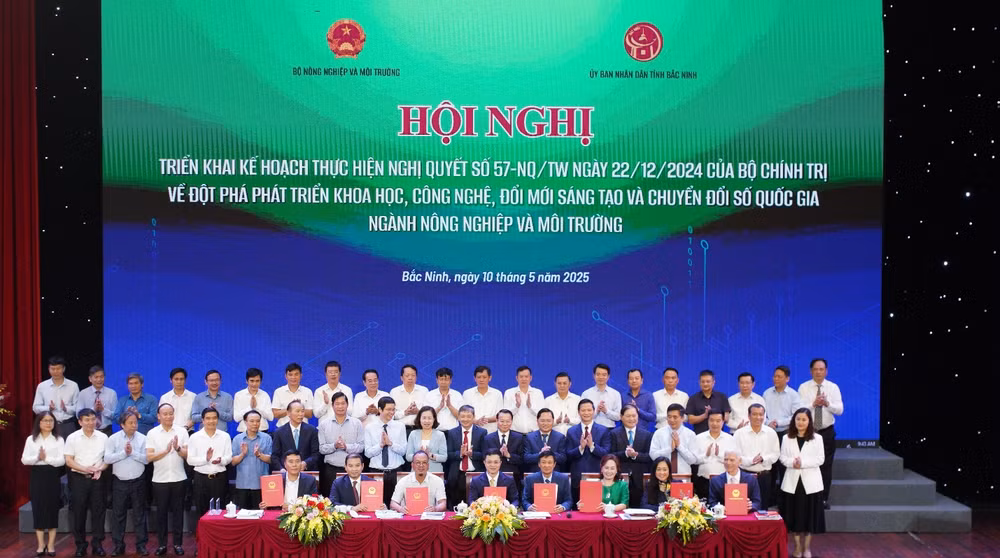 Chủ tịch Đặng Huỳnh Ức My (hàng đầu, thứ 3 từ phải sang) đại diện AgriS ký kết Biên bản ghi nhớ hợp tác với Bộ Nông nghiệp và Môi trường triển khai một số nội dung của Nghị quyết 57-NQ/TW Chủ tịch Đặng Huỳnh Ức My (hàng đầu, thứ 3 từ phải sang) đại diện AgriS ký kết Biên bản ghi nhớ hợp tác với Bộ Nông nghiệp và Môi trường triển khai một số nội dung của Nghị quyết 57-NQ/TW