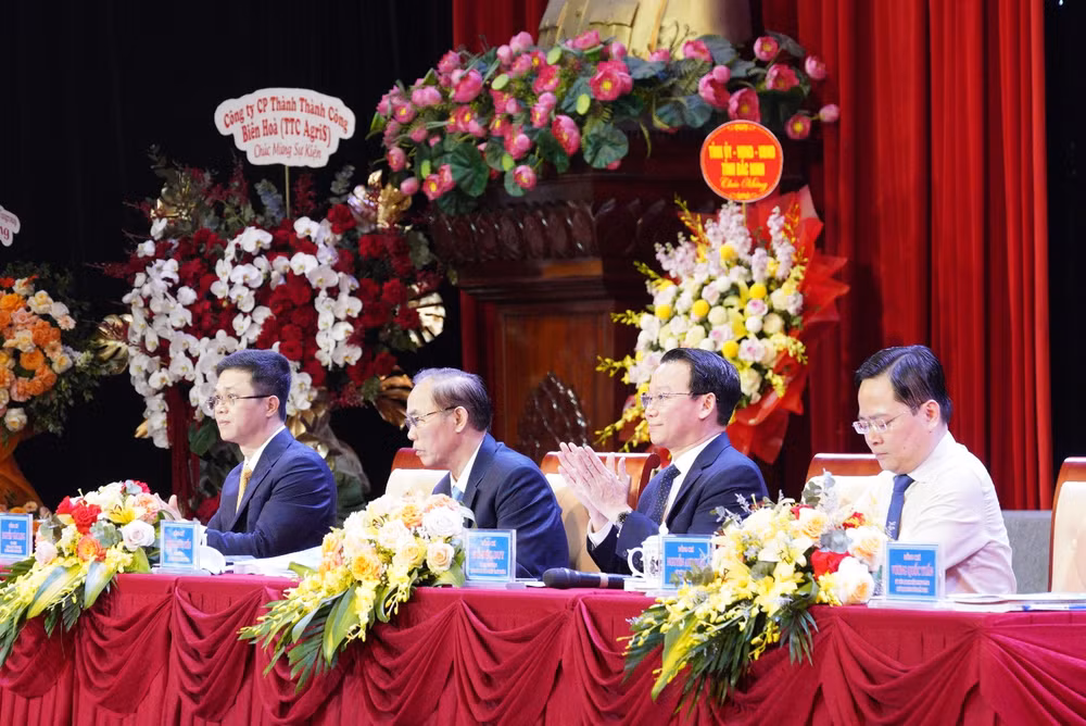 Bộ trưởng Nông nghiệp và Môi trường Đỗ Đức Duy (thứ hai từ phải qua) phát biểu về định hướng và kế hoạch triển khai Nghị quyết 57-NQ/TW trong giai đoạn sắp tới Bộ trưởng Nông nghiệp và Môi trường Đỗ Đức Duy (thứ hai từ phải qua) phát biểu về định hướng và kế hoạch triển khai Nghị quyết 57-NQ/TW trong giai đoạn sắp tới