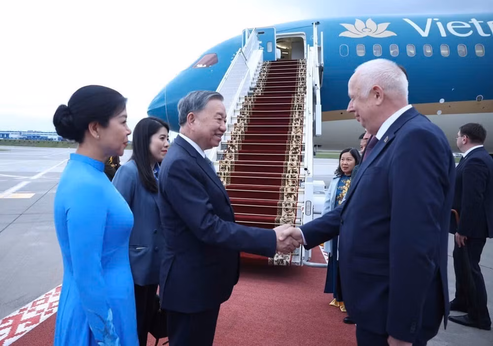 Phó Thủ tướng Belarus Anatoly Sivak tiễn Tổng Bí thư Tô Lâm và Phu nhân tại sân bay quốc tế Minsk. Ảnh: Thống Nhất/TTXVN
