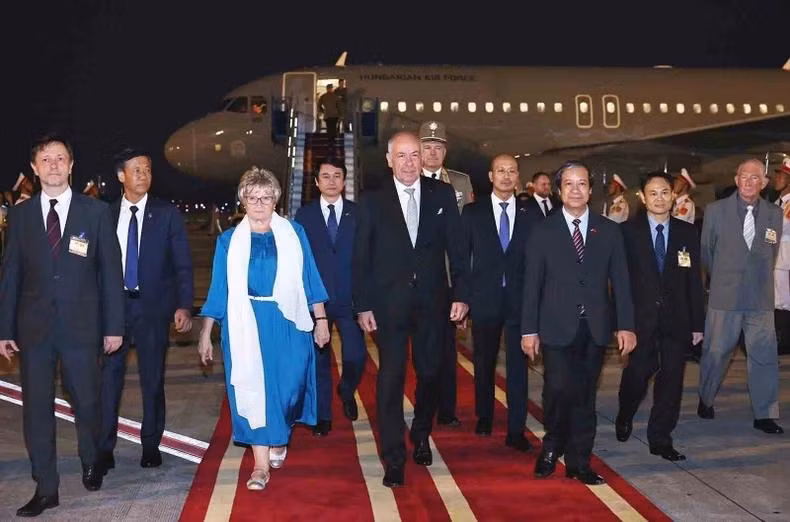 Tổng thống Hungary Sulyok Tamas và Phu nhân tới Sân bay quốc tế Nội Bài, bắt đầu thăm chính thức Việt Nam. (Ảnh: TTXVN)