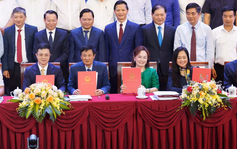Bà Đặng Huỳnh Ức My – Chủ tịch AgriS trong phiên ký kết Biên bản ghi nhớ với Bộ Nông nghiệp và Môi trường triển khai Nghị quyết 57-NQ/TW về chuyển đổi số trong nông nghiệp.