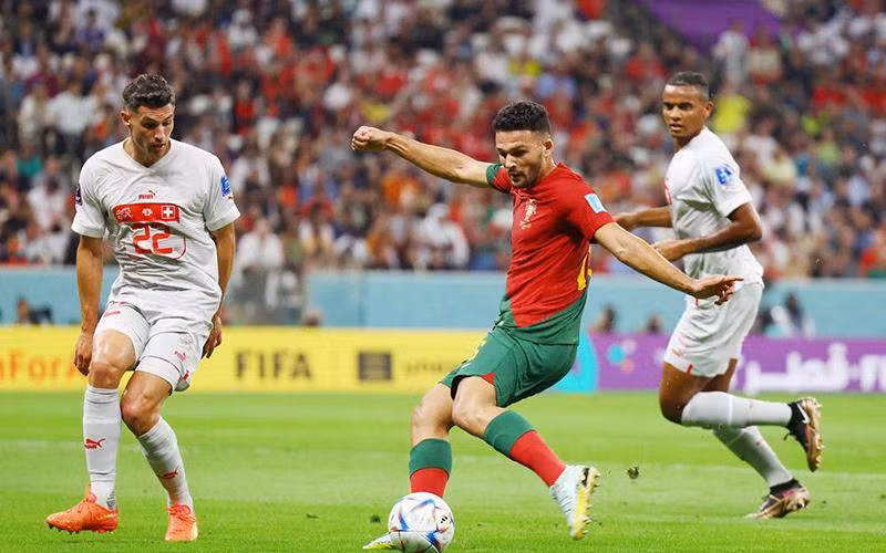 Tiền đạo Goncalo Ramos (ở giữa) lập hat-trick giúp Bồ Đào Nha thắng Thụy Sĩ.