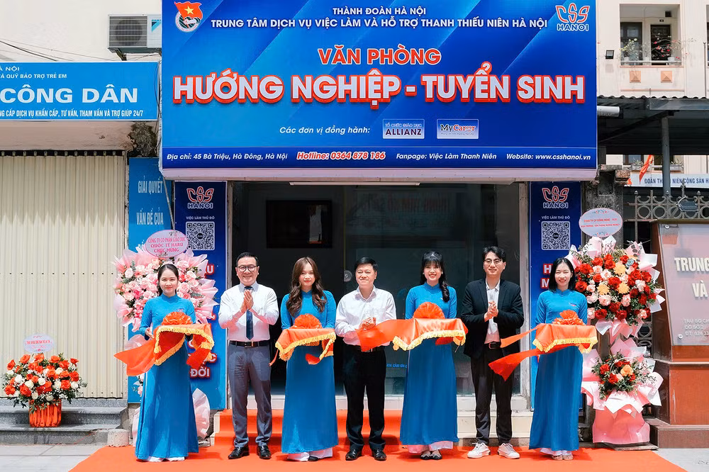 Các đại biểu thực hiện nghi lễ cắt băng khánh thành Văn phòng "Hướng nghiệp-Tuyển sinh"