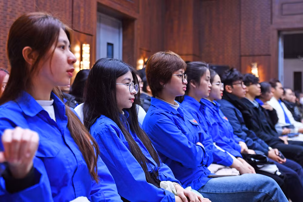 Các bạn trẻ chăm chú học tập Nghị quyết.
