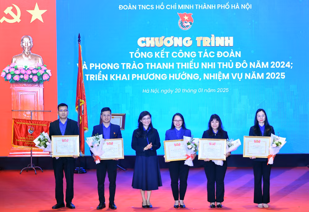 Đại diện Trung ương Đoàn trao Bằng khen tặng các cá nhân có thành tích tiêu biểu trong công tác Đoàn và phong trào thanh thiếu nhi Thủ đô năm 2024.