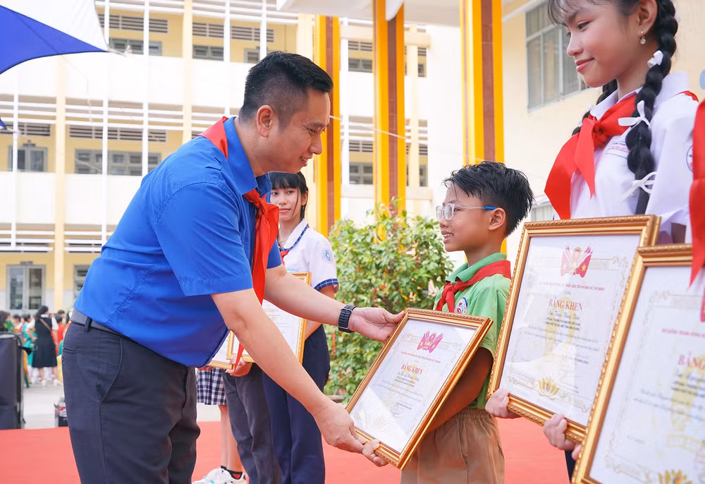 Đồng chí Lê Anh Quân trao bằng khen tặng các thí sinh xuất sắc của Cuộc thi.
