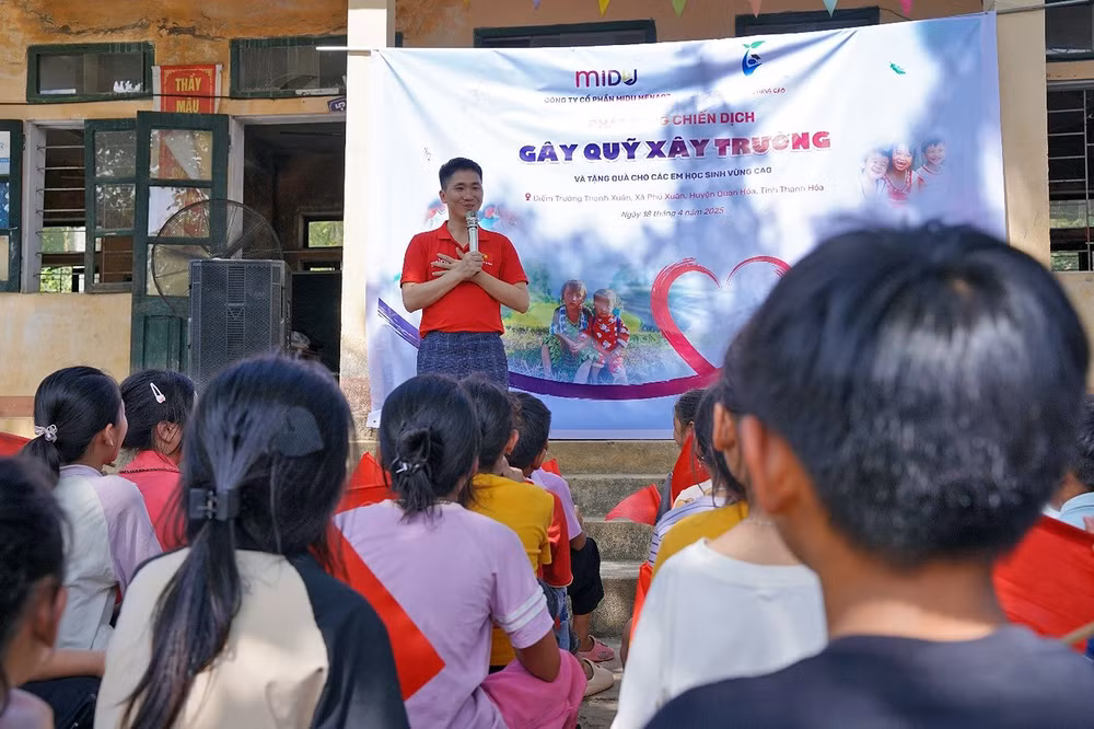 Ông Nguyễn Xuân Hợp trò chuyện với học sinh Điểm trường Tân Sơn.