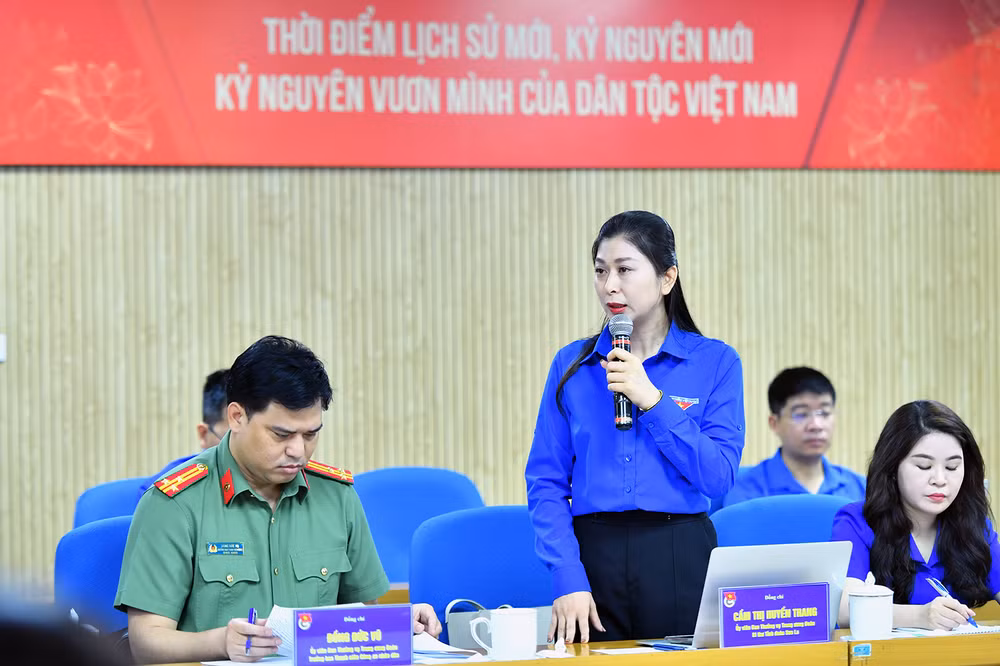Các đại biểu thảo luận tại hội nghị.