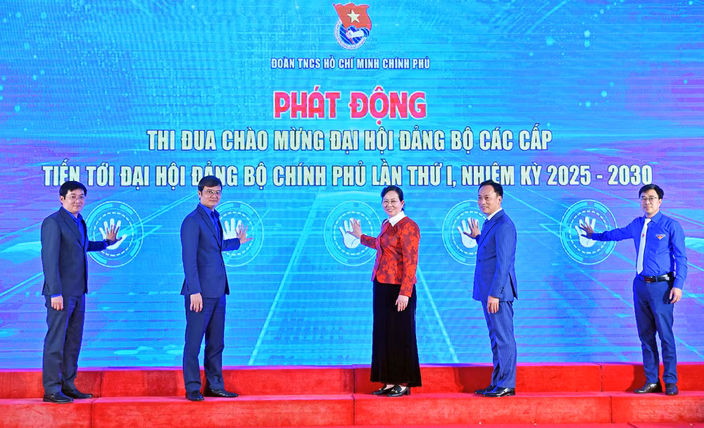 Các đồng chí Lê Thị Thủy, Bùi Quang Huy (thứ 3 và 4 từ phải sang) cùng đại diện các đơn vị liên quan thực hiện nghi thức phát động thi đua chào mừng đại hội đảng bộ các cấp, tiến tới Đại hội Đảng bộ Chính phủ lần thứ nhất của Đoàn Thanh niên Chính phủ.