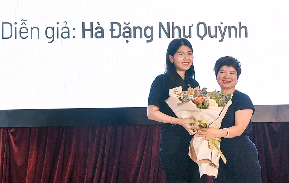 Chị Hà Đặng Như Quỳnh trong một chương trình chia sẻ kinh nghiệm học ngoại ngữ. Chị Hà Đặng Như Quỳnh trong một chương trình chia sẻ kinh nghiệm học ngoại ngữ.