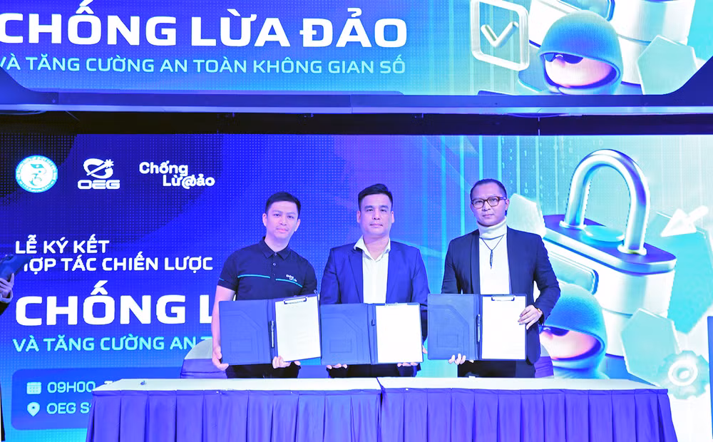Nghi lễ ký kết hợp tác chiến lược chống lừa đảo và tăng cường an toàn không gian số giữa 3 bên.