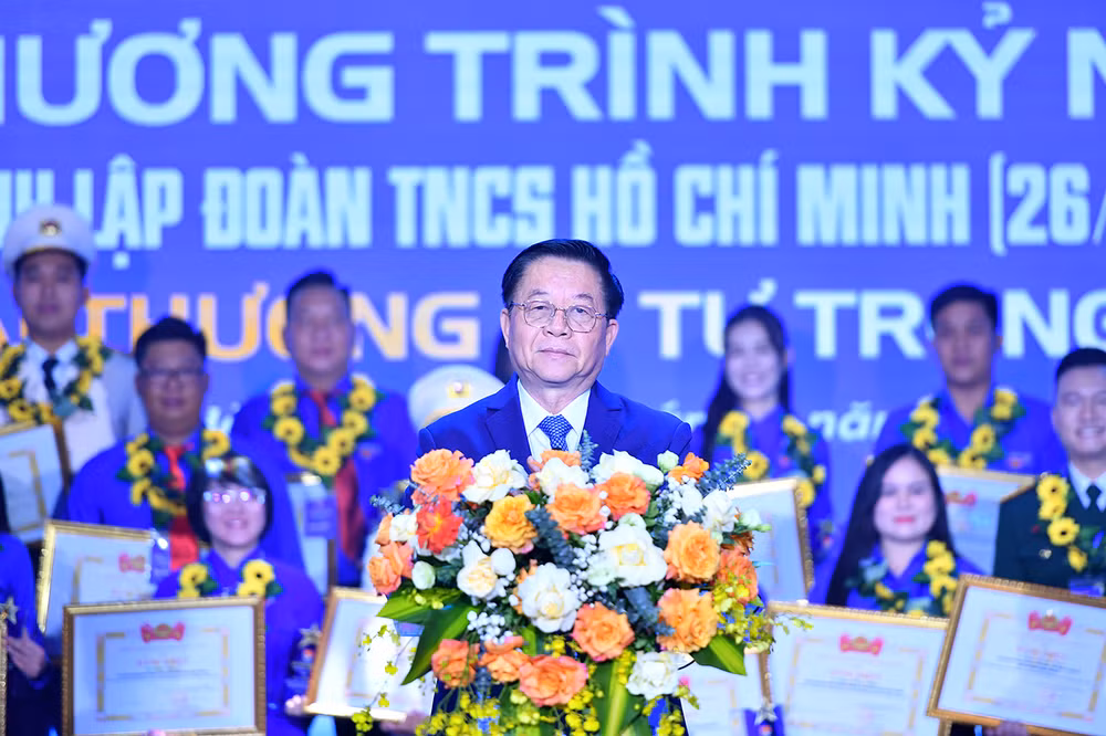 Đồng chí Nguyễn Trọng Nghĩa phát biểu ý kiến tại buổi lễ.