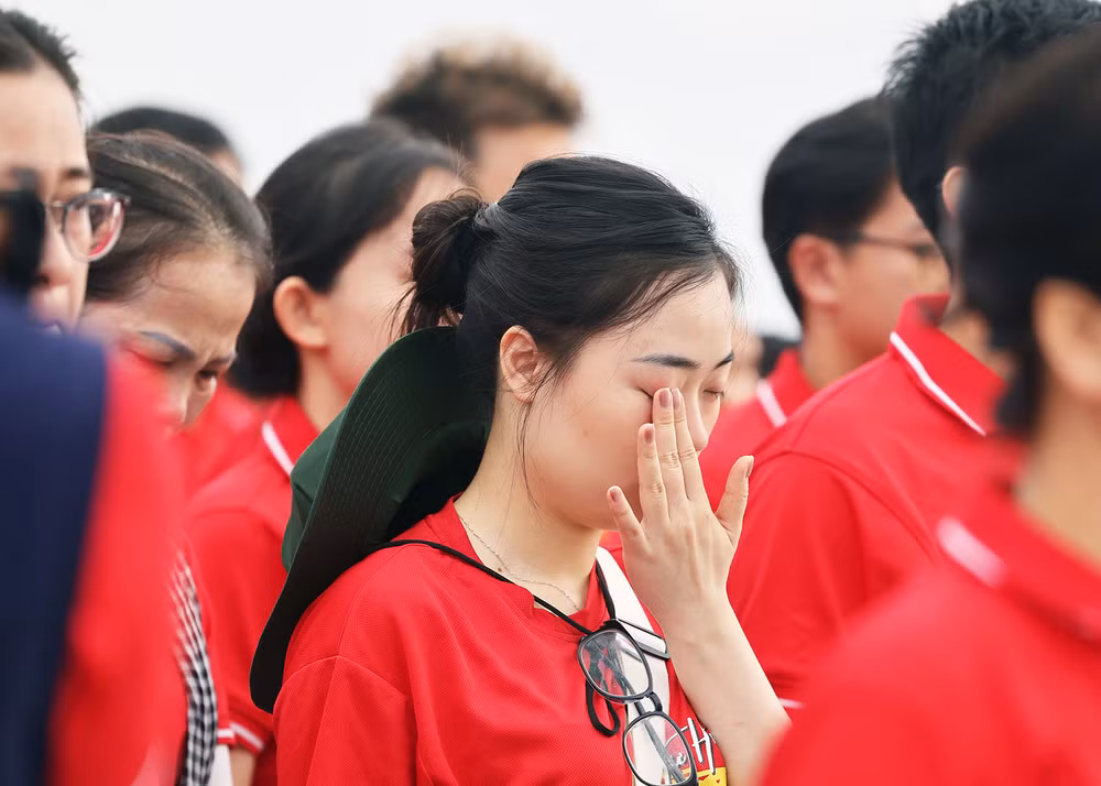 Nhiều thành viên Đoàn công tác không nén được xúc động. Nhiều thành viên Đoàn công tác không nén được xúc động.