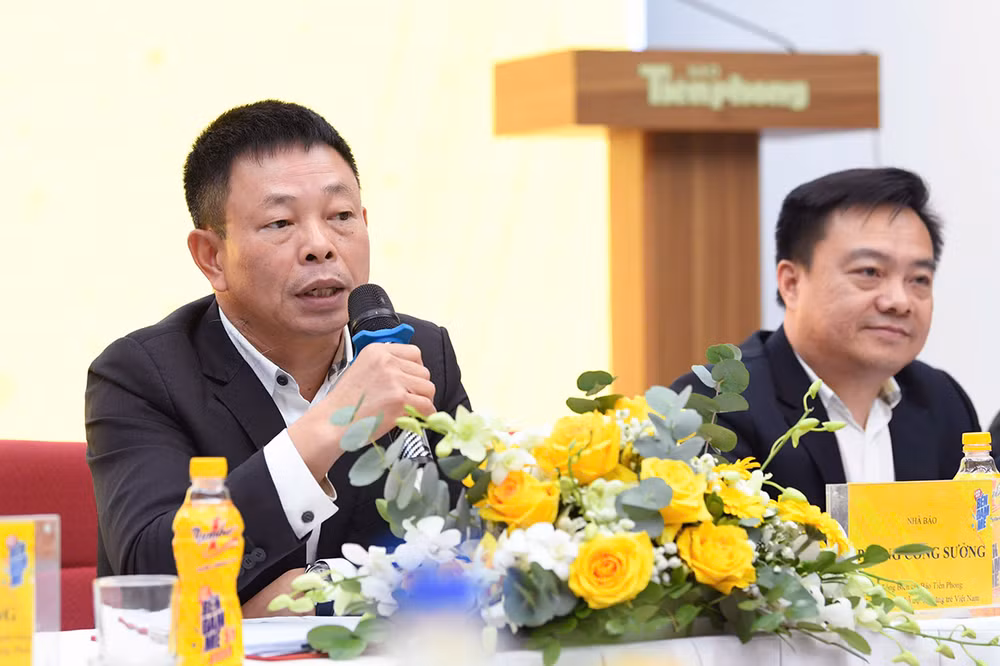Nhà báo Phùng Công Sưởng, Tổng Biên tập Báo Tiền Phong, Giám đốc Quỹ Hỗ trợ Tài năng trẻ Việt Nam trả lời câu hỏi của đại điện các đơn vị báo chí.