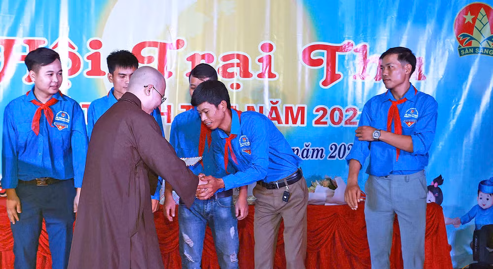 Đại đức Thích Huệ Hạnh trao kinh phí hỗ trợ các cơ sở Đoàn, Hội, Đội ở địa phương.