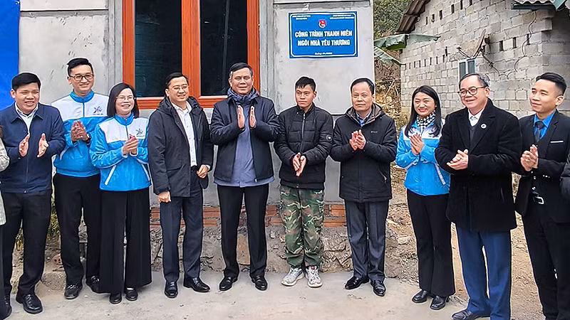 Đoàn công tác thực hiện nghi lễ gắn biển khánh thành một trong những "Ngôi nhà yêu thương".