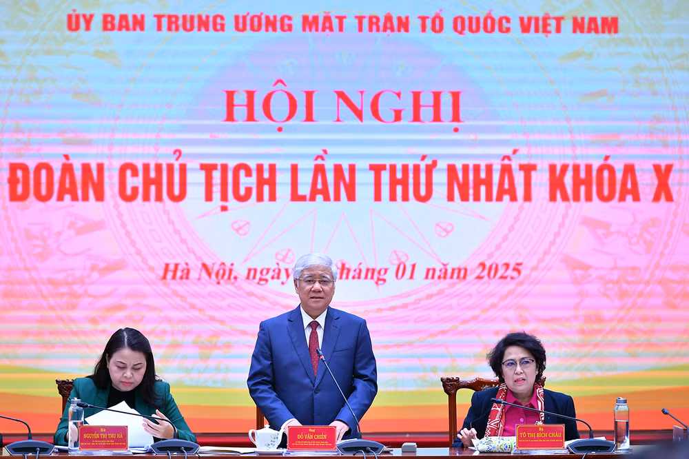 Đồng chí Đỗ Văn Chiến điều hành Hội nghị.