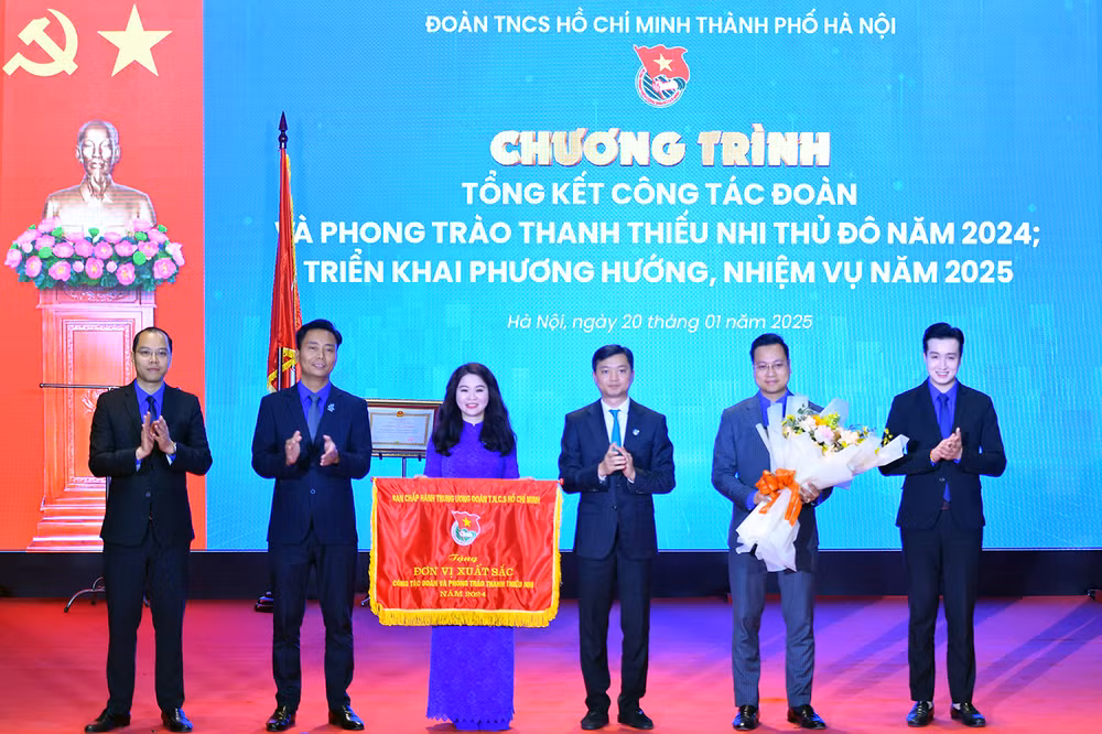 Bí thư Trung ương Đoàn, Chủ tịch Hội Sinh viên Việt Nam Nguyễn Minh Triết (thứ 3 từ phải sang) trao Cờ thi đua xuất sắc tặng các đồng chí đại diện Thành đoàn Hà Nội.