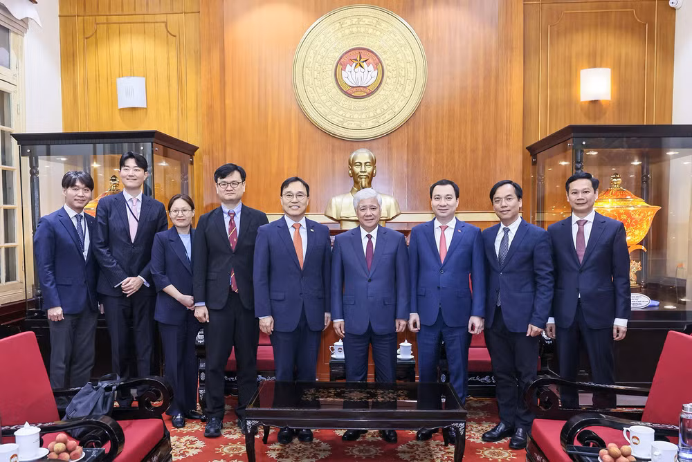 Đồng chí Đỗ Văn Chiến, Đại sứ Choi Youngnam (thứ 4 và 5 từ phải qua) cùng các đại biểu chụp ảnh lưu niệm tại buổi tiếp.