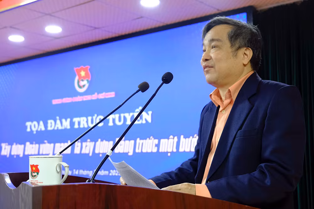 Tiến sĩ Nguyễn Văn Hùng tham luận tại Tọa đàm. Tiến sĩ Nguyễn Văn Hùng tham luận tại Tọa đàm.