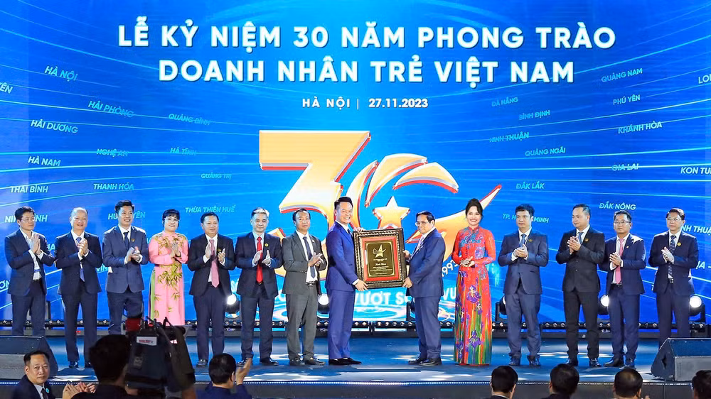 Thủ tướng Phạm Minh Chính (thứ 6 từ phải qua) cùng đại diện Hội Doanh nhân trẻ Việt Nam và các đơn vị liên quan tại Lễ kỷ niệm 30 năm phong trào Doanh nhân trẻ Việt Nam. Thủ tướng Phạm Minh Chính (thứ 6 từ phải qua) cùng đại diện Hội Doanh nhân trẻ Việt Nam và các đơn vị liên quan tại Lễ kỷ niệm 30 năm phong trào Doanh nhân trẻ Việt Nam.