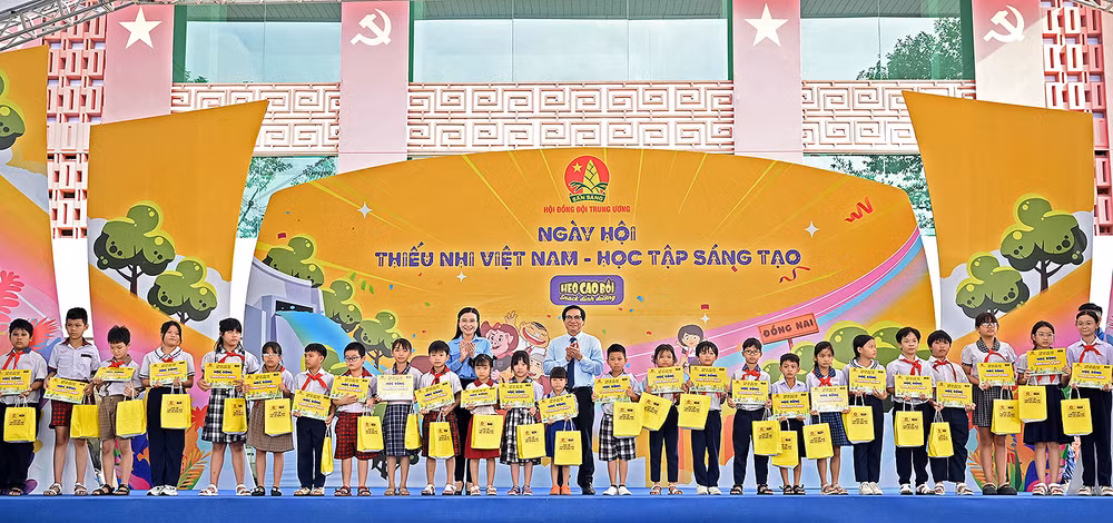 Bí thư Trung ương Đoàn, Chủ tịch Hội đồng Đội Trung ương Nguyễn Phạm Duy Trang (bên trái, hàng sau) cùng đại diện chính quyền địa phương trao quà tặng thiếu nhi hoàn cảnh khó khăn.