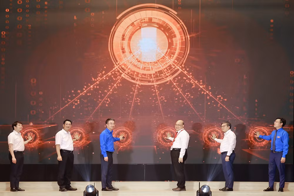 Đại diện Trung ương Đoàn, Thành đoàn Hà Nội và các bộ, ngành, đơn vị thực hiện nghi thức khai mạc Ngày hội. Đại diện Trung ương Đoàn, Thành đoàn Hà Nội và các bộ, ngành, đơn vị thực hiện nghi thức khai mạc Ngày hội.