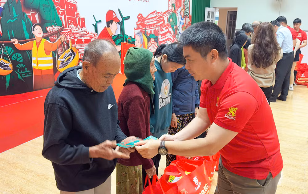 Đại diện Ban tổ chức chương trình trao quà tặng người dân hoàn cảnh khó khăn ở các địa phương. Đại diện Ban tổ chức chương trình trao quà tặng người dân hoàn cảnh khó khăn ở các địa phương.