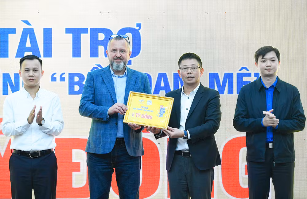 Nhà báo Phùng Công Sưởng tiếp nhận biển tượng trưng số kinh phí hỗ trợ Giải thưởng dưới sự chứng kiến của Bí thư Trung ương Đoàn, Chủ tịch Hội Sinh viên Việt Nam Nguyễn Minh Triết (bên phải) cùng đại diện các đơn vị liên quan.