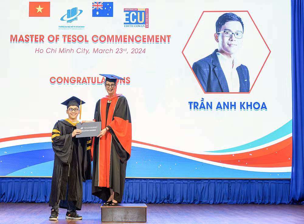 Anh Trần Anh Khoa trong buổi lễ nhận chứng chỉ Thạc sĩ TESOL. Anh Trần Anh Khoa trong buổi lễ nhận chứng chỉ Thạc sĩ TESOL.