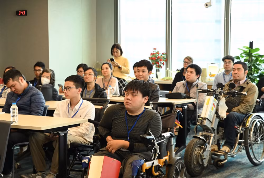 Các đại biểu thanh niên khuyết tật tham dự chương trình.
