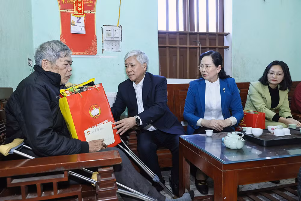 Đồng chí Đỗ Văn Chiến cùng đại diện các bộ, ngành, đoàn thể đến thăm, trao quà tặng cựu chiến binh có hoàn cảnh khó khăn. Đồng chí Đỗ Văn Chiến cùng đại diện các bộ, ngành, đoàn thể đến thăm, trao quà tặng cựu chiến binh có hoàn cảnh khó khăn.