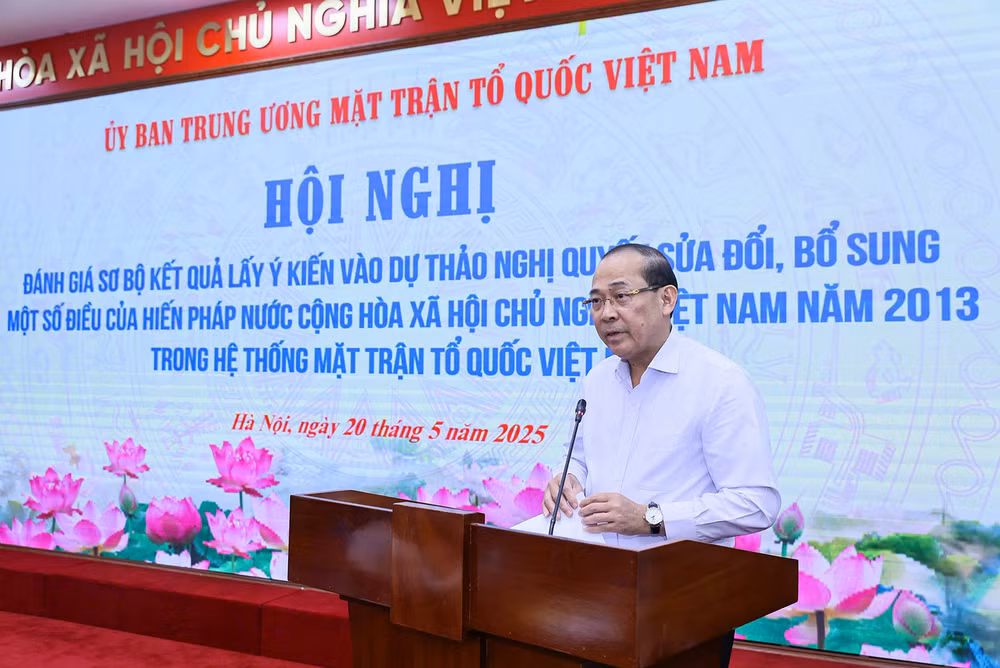 Phó Chủ tịch Ủy ban Trung ương Mặt trận Tổ quốc Việt Nam Hoàng Công Thủy trình bày báo cáo tại Hội nghị.