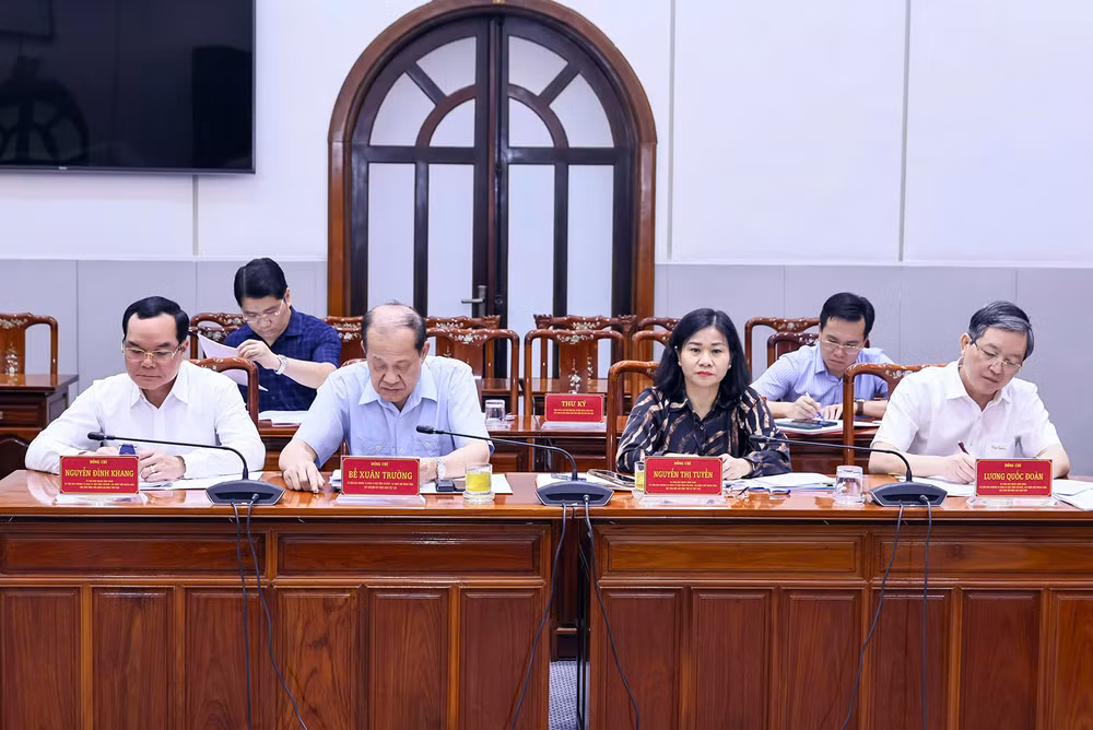 Các đại biểu làm việc tại Phiên họp. Các đại biểu làm việc tại Phiên họp.