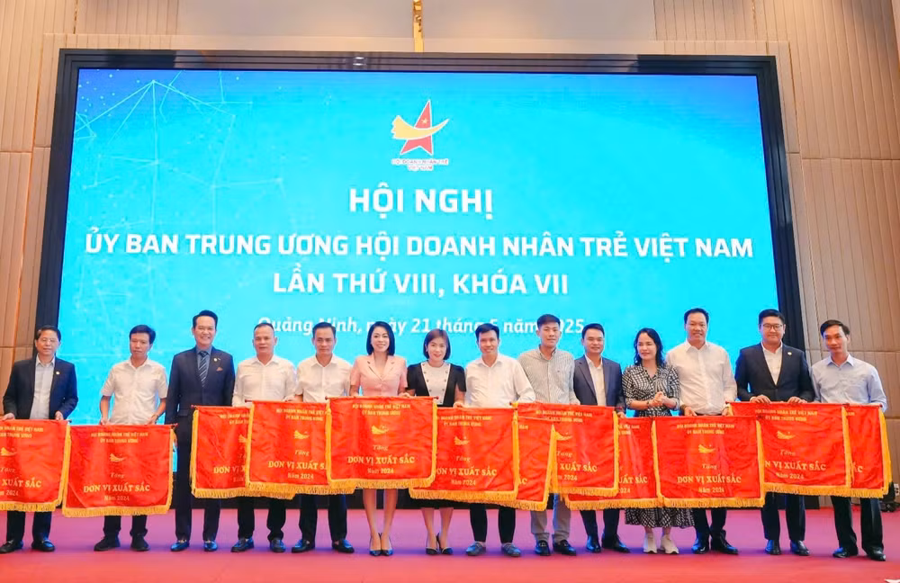 Chủ tịch Hội Doanh nhân trẻ Việt Nam Đặng Hồng Anh (thứ 3 từ trái sang) trao cờ thi đua tặng đại diện các tổ chức hội trên cả nước. Chủ tịch Hội Doanh nhân trẻ Việt Nam Đặng Hồng Anh (thứ 3 từ trái sang) trao cờ thi đua tặng đại diện các tổ chức hội trên cả nước.