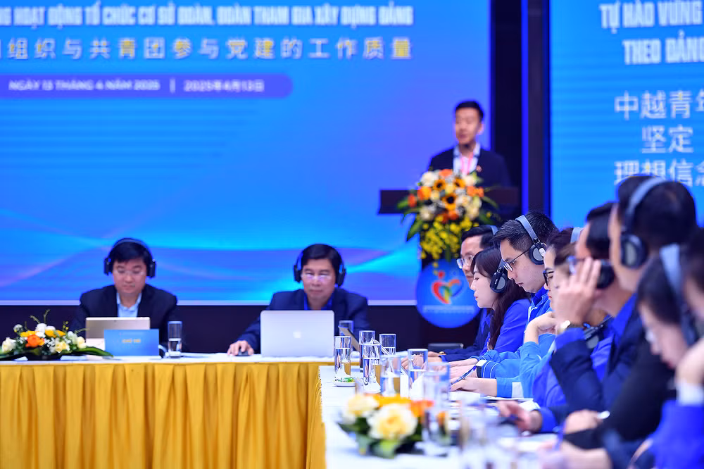 Đại biểu tại Tọa đàm lắng nghe tham luận của các cơ sở Đoàn Thanh niên Cộng sản Trung Quốc.