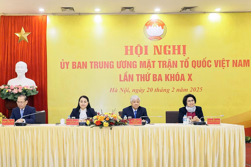 Các đồng chí chủ trì Hội nghị. Các đồng chí chủ trì Hội nghị.