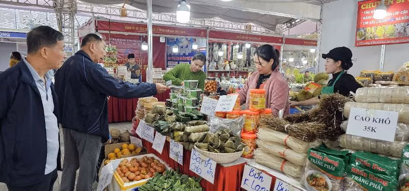 Người dân tham quan gian hàng.