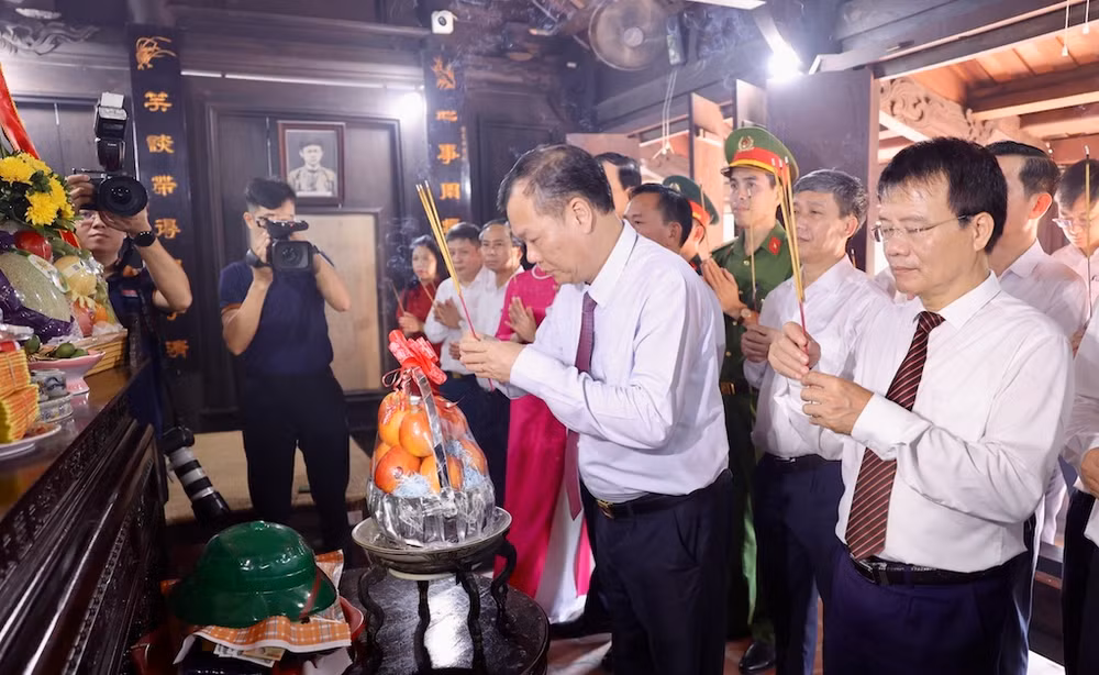 Dâng hương tưởng niệm 35 năm Ngày mất Tổng Bí thư Trường Chinh tại Khu lưu niệm Tổng Bí thư Trường Chinh, xã Xuân Hồng, huyện Xuân Trường (Nam Định).