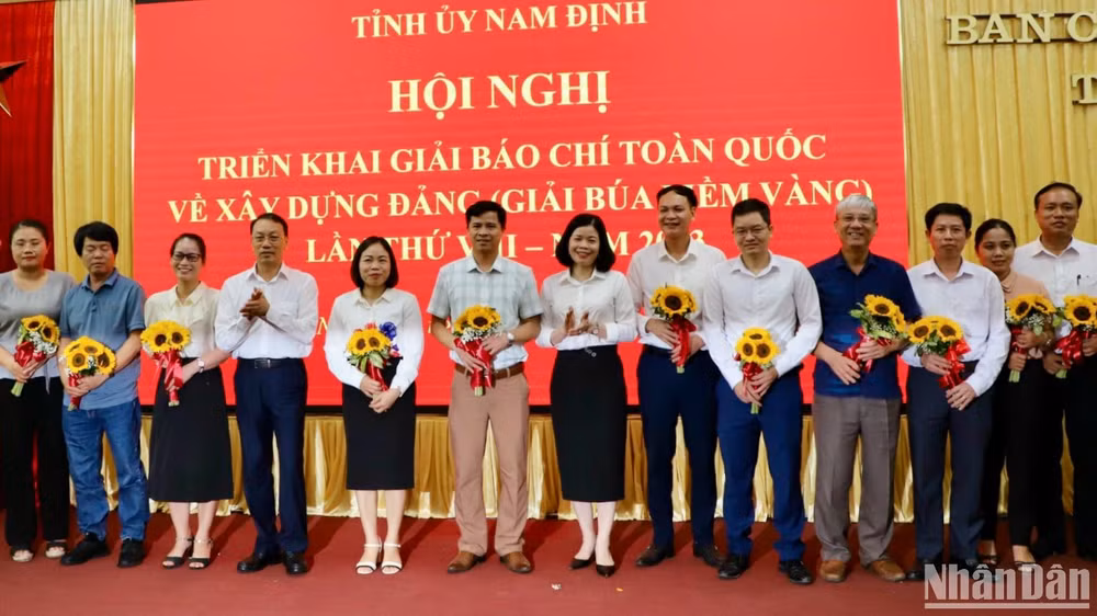 Các đồng chí trong Ban Thường vụ Tỉnh ủy Nam Định tặng hoa chúc mừng các tập thể có thành tích tiêu biểu trong triển khai hưởng ứng Giải Búa liềm vàng lần thứ VII năm 2022.