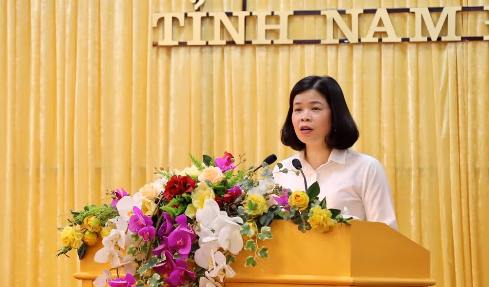 Đồng chí Phạm Thị Thu Hằng, Trưởng Ban Tuyên giáo Tỉnh ủy báo cáo kết quả công tác triển khai hưởng ứng Giải Búa liềm vàng lần thứ VII năm 2022 của tỉnh.