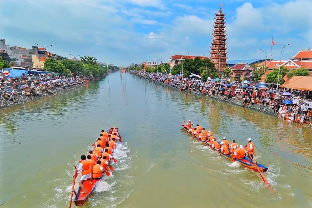 Thi đấu bơi chải tại Ngày hội văn hóa-thể thao huyện Hải Hậu dịp kỷ niệm Quốc khánh 2/9.