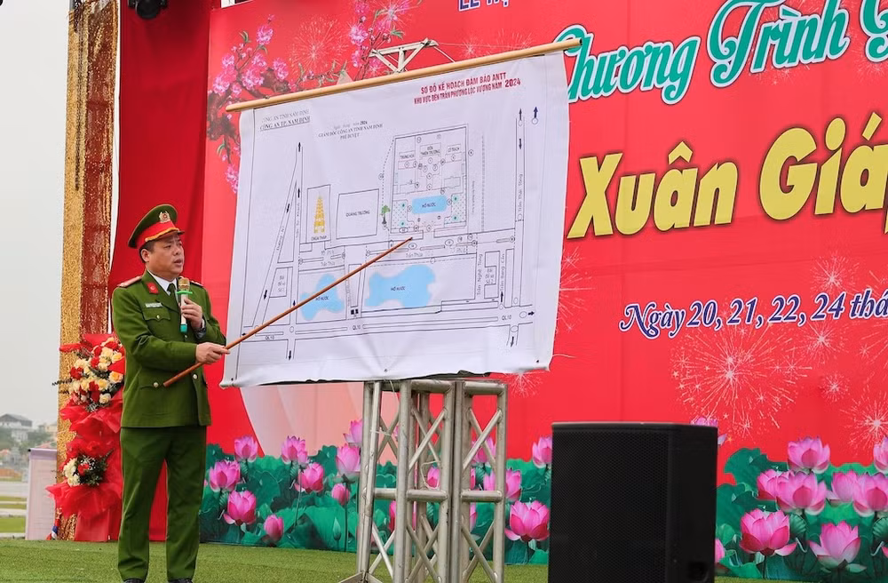 Thượng tá Nguyễn Nam Trung, Trưởng Công an thành phố Nam Định triển khai thực binh phương án bảo đảm an ninh, trật tự Lễ khai ấn Đền Trần.