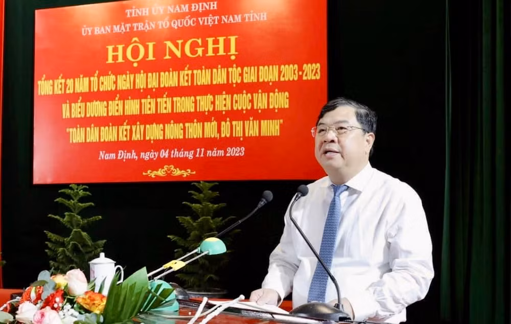 Đồng chí Phạm Gia Túc, Ủy viên Trung ương Đảng, Bí thư Tỉnh ủy Nam Định phát biểu ý kiến tại Hội nghị.